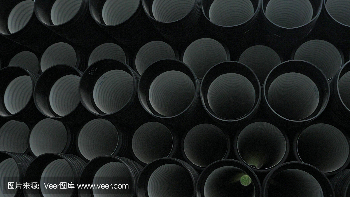 成品塑料管倉庫,工業戶外儲存場地。生產塑料水管的工廠。